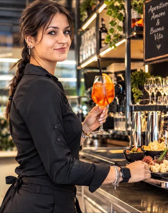 La preparazione di un aperitivo al banco Rosolino