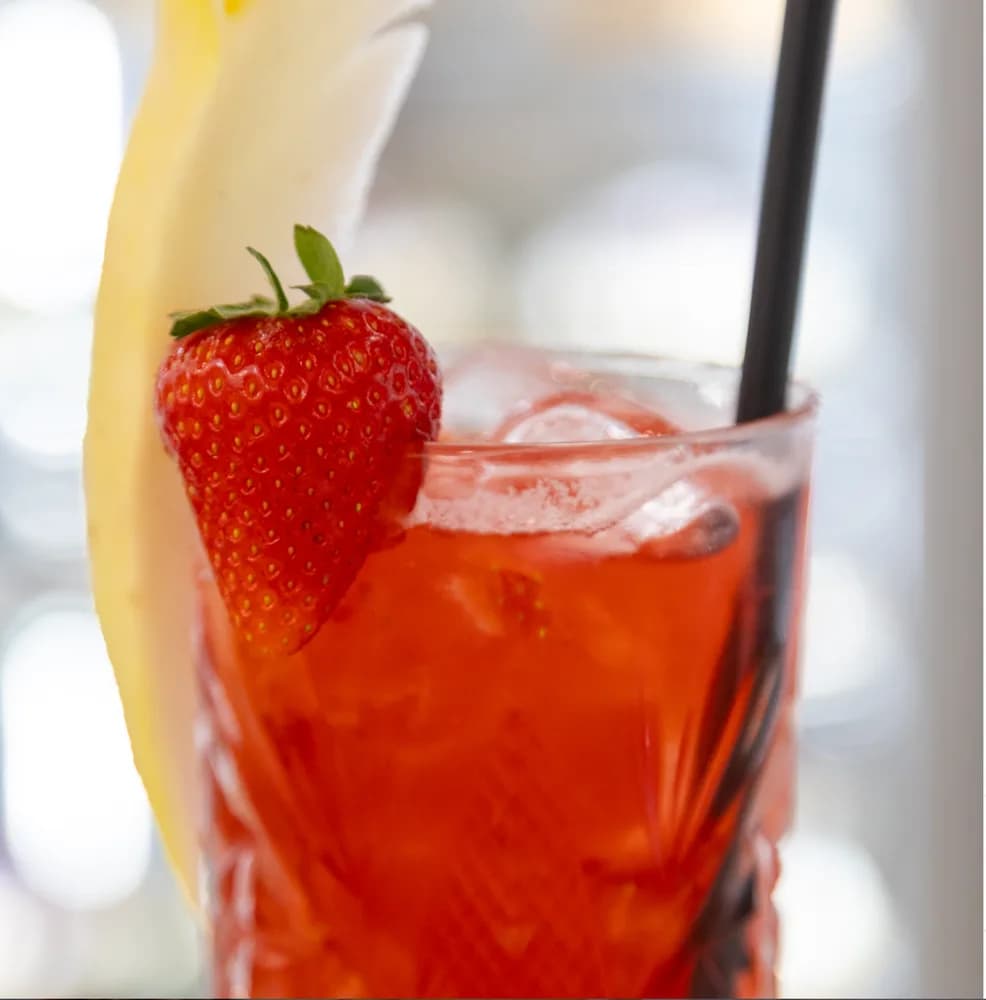 Cocktail alla fragola in bicchiere intagliato