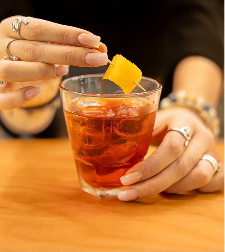Negroni guarnito con una scorza d’arancia