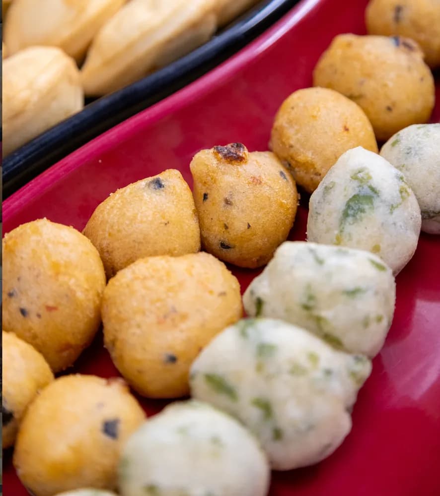 Olive ascolane e frittelle su vassoio rosso