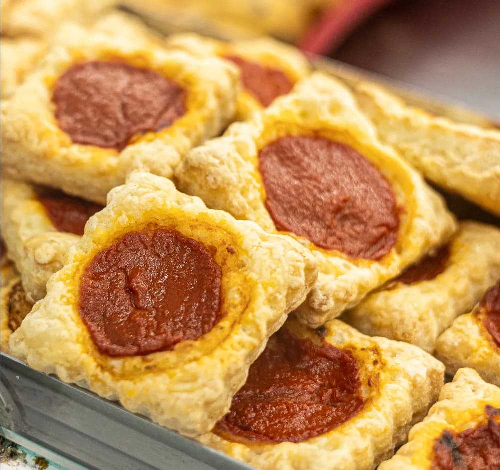 Pizzette appena sfornate nella teglia