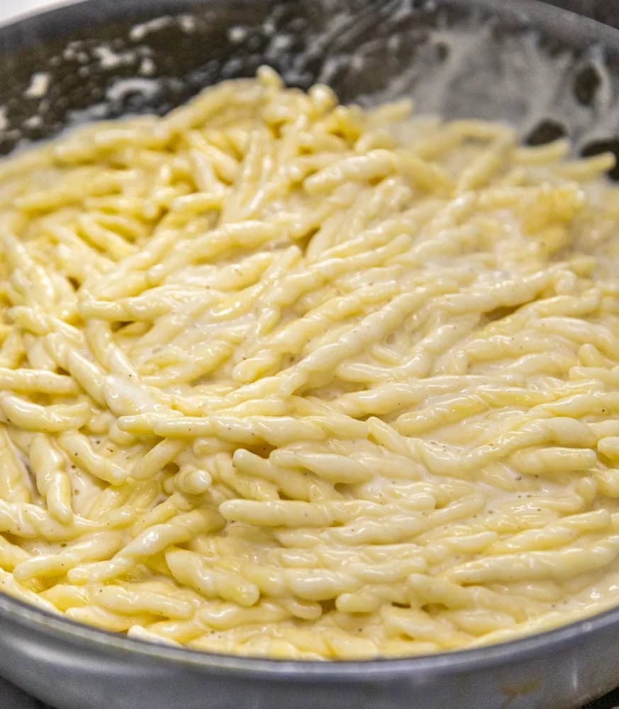 Pasta fresca mantecata in padella per il buffet