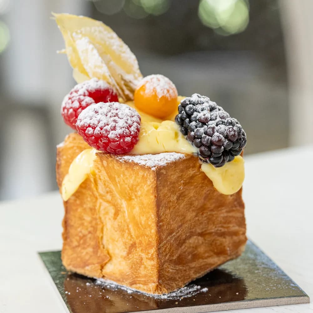 Cubo di pasta sfoglia con crema, lamponi e more