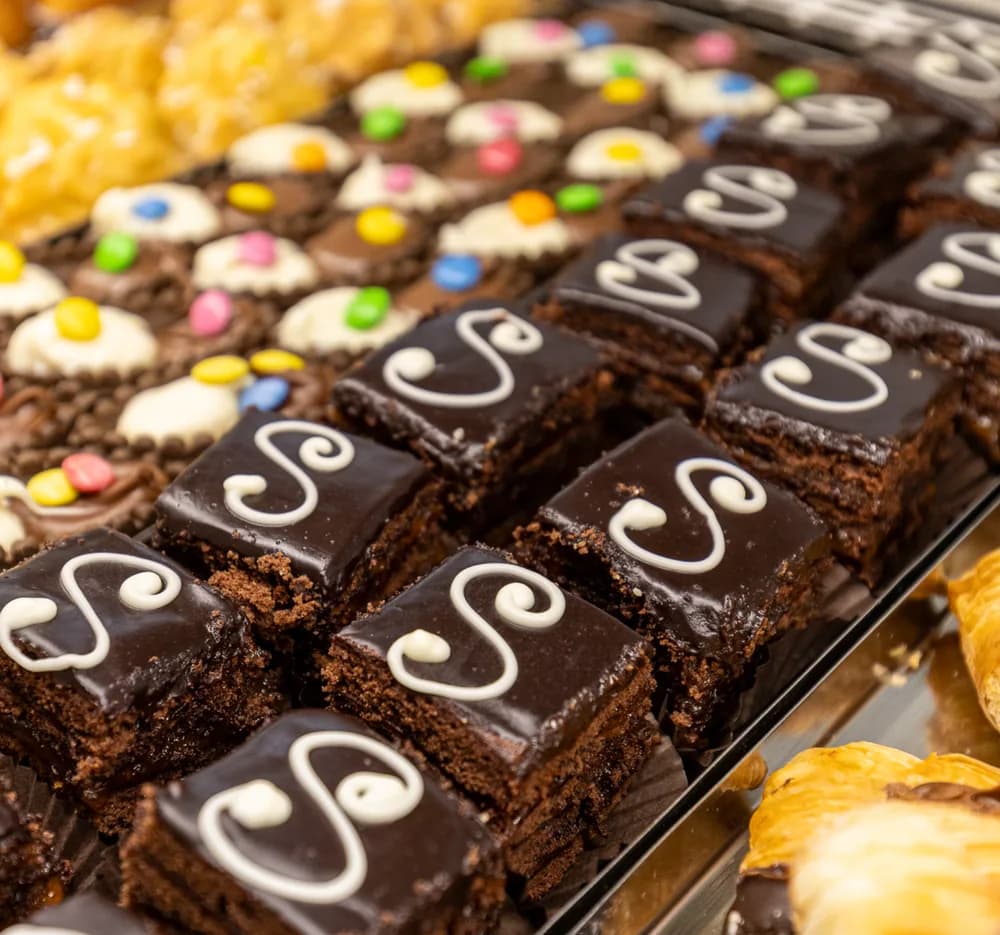 Mignon al cioccolato decorati a mano, allineati sul vassoio