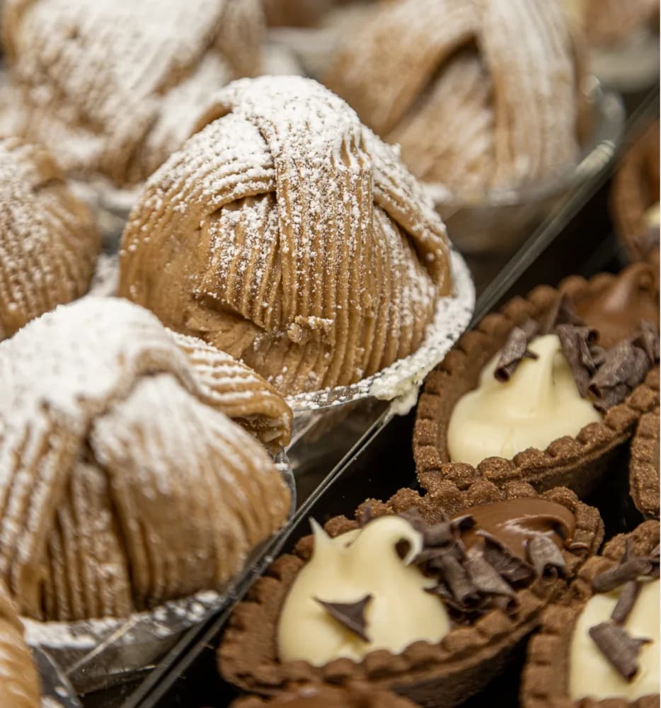 Sfogliatelle ricce e tartellette al cioccolato in vetrina