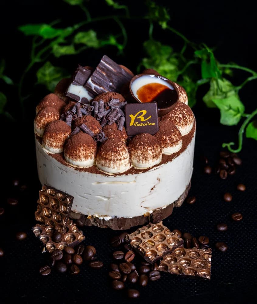 Semifreddo al tiramisù con targhetta Rosolino, su fondo nero e chicchi di caffè