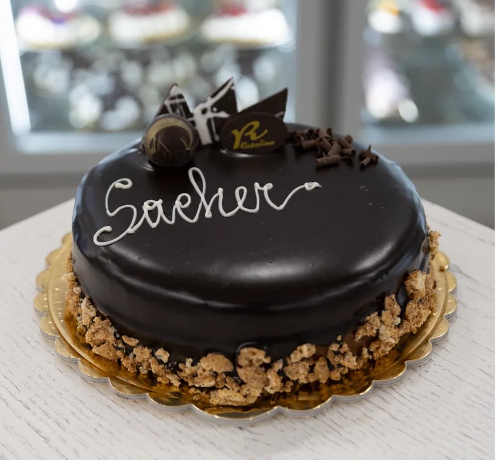 Torta Sacher con la scritta a cioccolato bianco