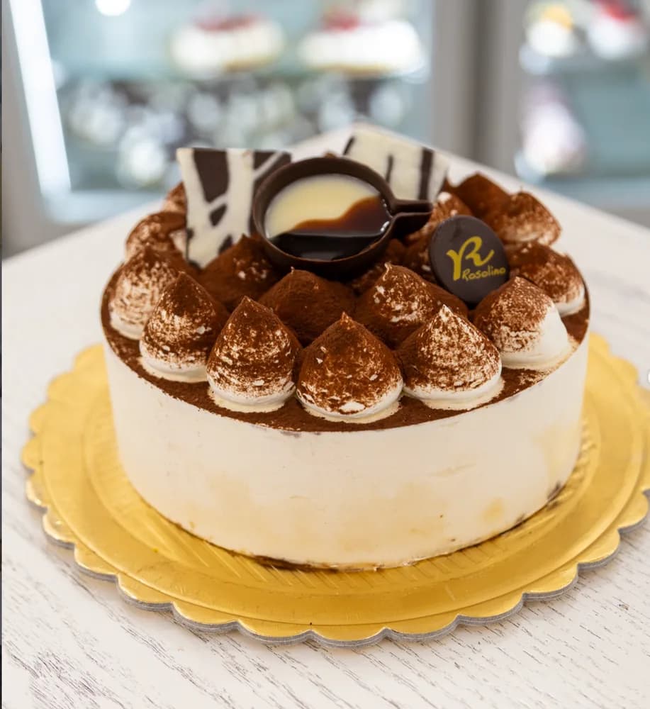 Tiramisù classico con ciuffi di crema e decoro di cioccolato