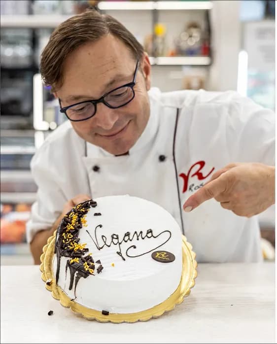 La lavorazione di una torta nel laboratorio Rosolino