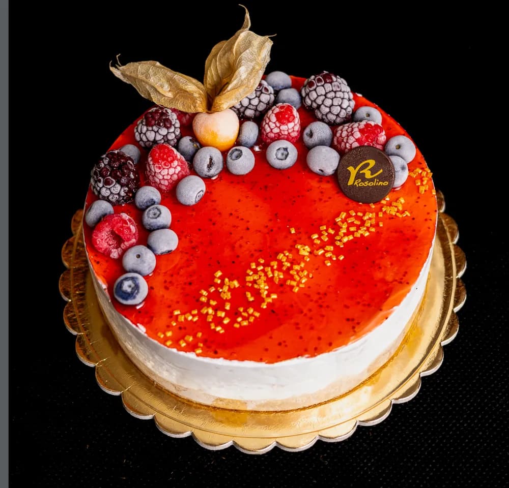 Torta a specchio rossa decorata con frutti di bosco
